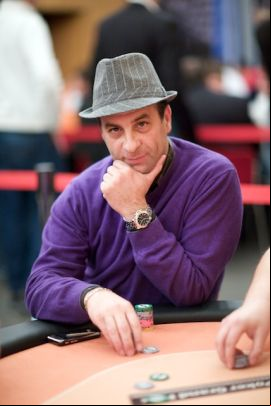 Salvatore Bonavena in versione 'Dandy', e sempre più incontenibile al tavolo